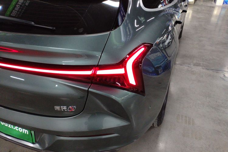 哪吒汽车 哪吒S猎装 2024款 增程300 标准版车身外观9