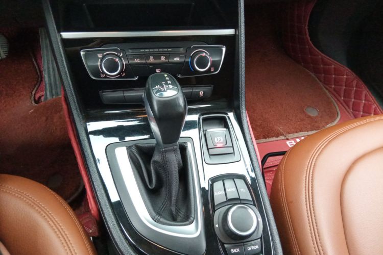 宝马2系旅行车 2016款 218i 时尚型中控内饰18