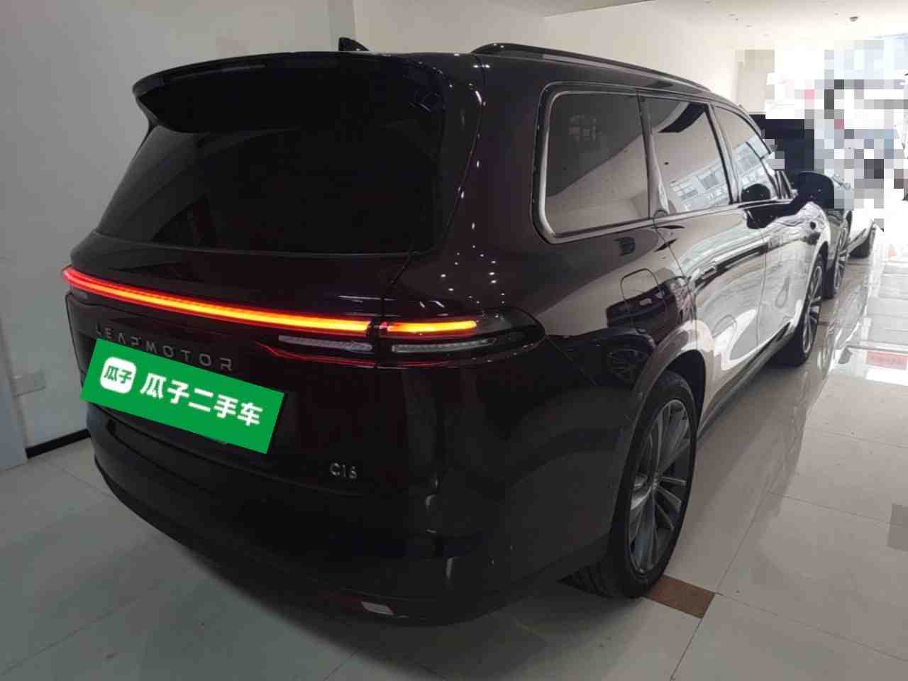 车辆右后45度外观展示
