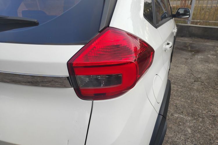 奇瑞 瑞虎3X 2017款 1.5L 自动时尚版车身外观9