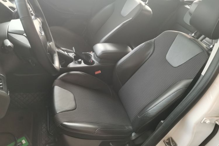 福特 福克斯 2012款 两厢 2.0L 自动豪华运动型局部细节19