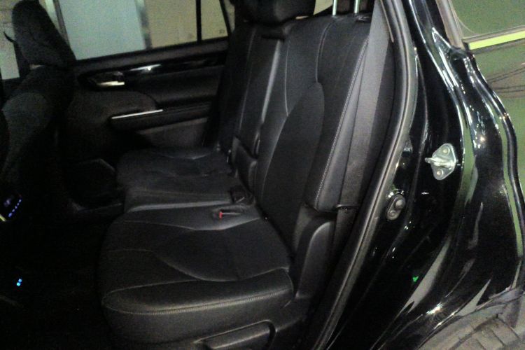 丰田 汉兰达 2022款 双擎 2.5L 四驱豪华版 7座中控内饰7004