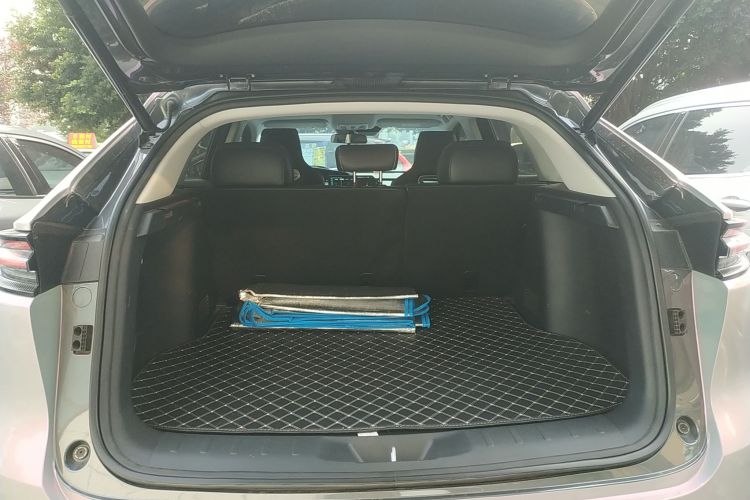 长安UNI-K 2024款 2.0T 两驱全球行版机舱底盘23