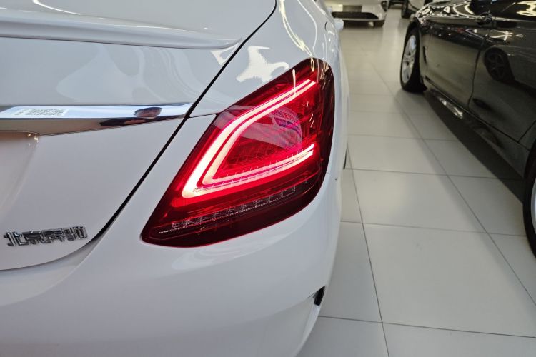 奔驰C级 2020款 改款 C 260 运动版车身外观9