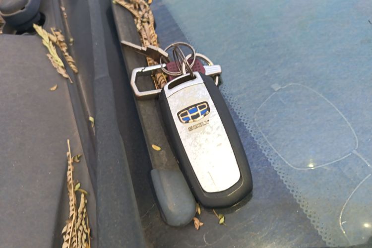 吉利汽车 帝豪 2017款 三厢百万款 1.5L 手动向上版中控内饰11