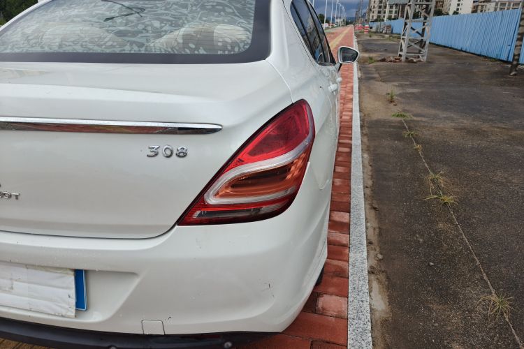 标致308 2014款 乐享版 经典 1.6L 自动优尚型车身外观6007