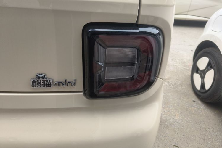 吉利银河 熊猫 2025款 210km 元气熊车身外观9