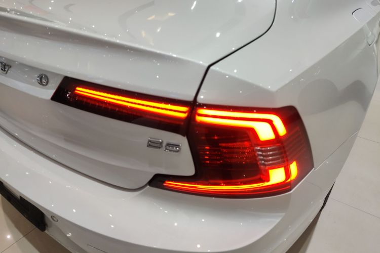 沃尔沃S90 2022款 B5 智逸豪华版车身外观9