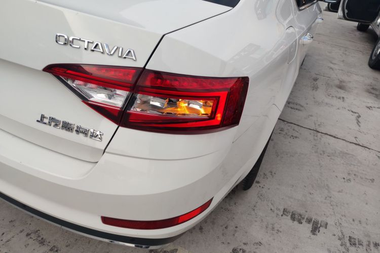 斯柯达 明锐 2019款 1.5L 自动豪华版车身外观9