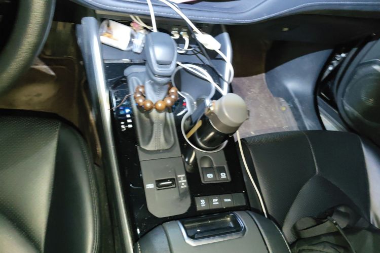 丰田 汉兰达 2023款 2.5L智能电混双擎四驱精英版 7座中控内饰18