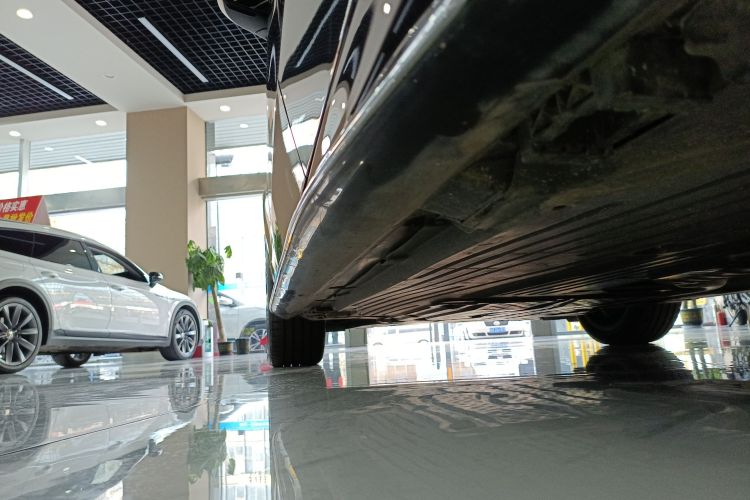 奔驰C级 2023款 改款二 C 260 L 运动版局部细节9002