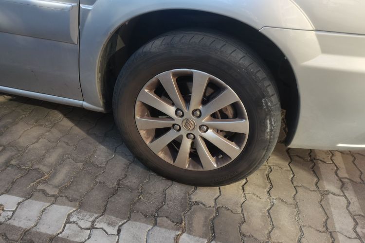 别克GL8 2014款 2.4L 经典版车身外观10