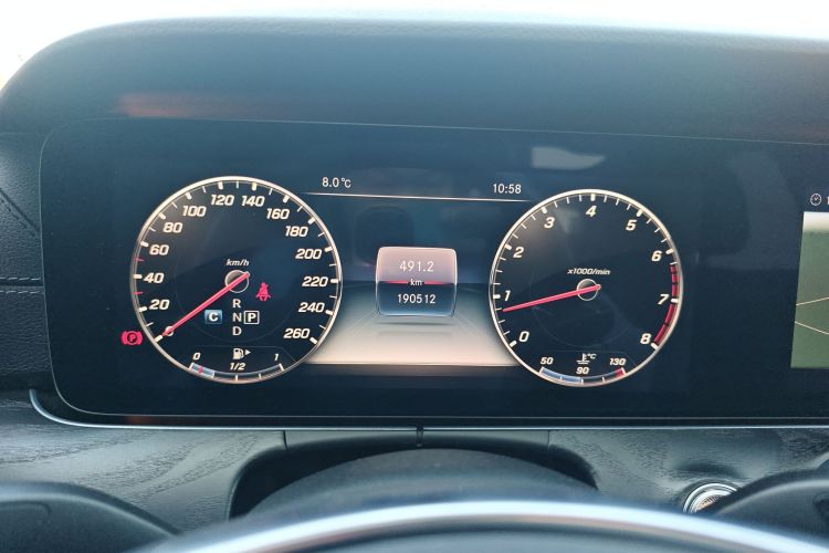 奔驰E级 2017款 E 300 L 运动豪华型中控内饰14