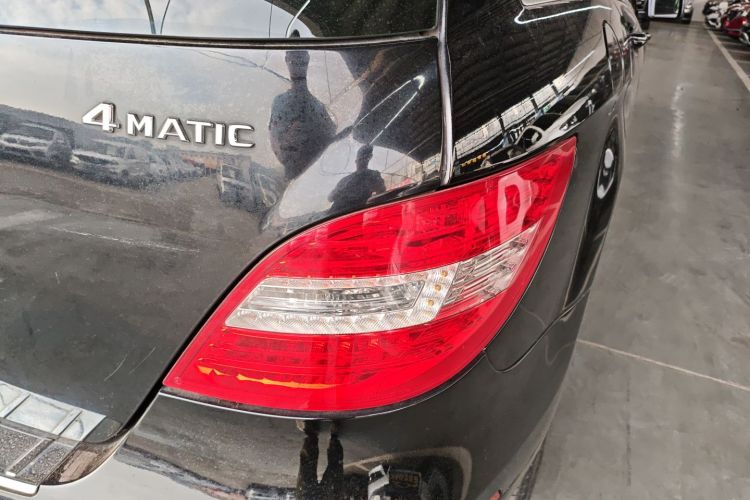 奔驰R级 2015款 R 320 4MATIC 豪华型车身外观9