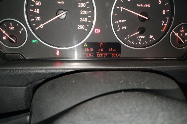 宝马3系 2014款 320i 时尚型中控内饰15