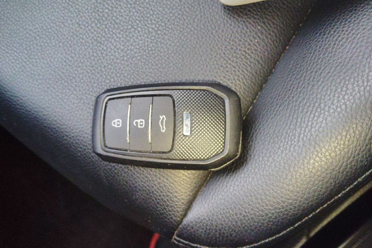 丰田 威驰 2022款 1.5L 20周年纪念版中控内饰7001