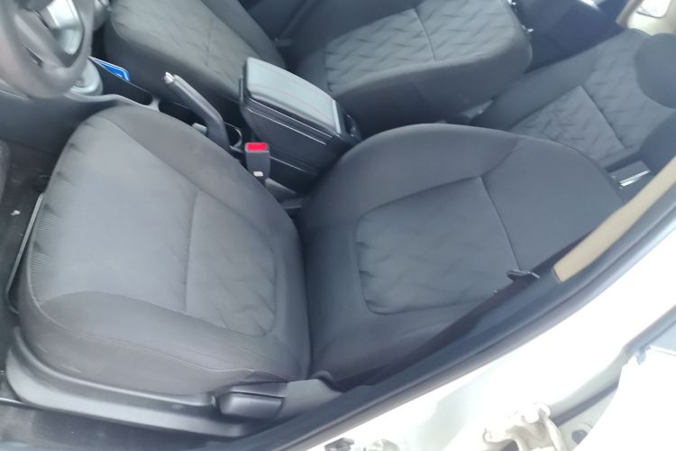 起亚K2 2012款 两厢 1.4L MT GLS局部细节19