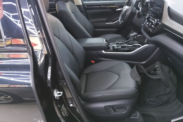 丰田 汉兰达 2022款 双擎 2.5L 四驱尊贵版 7座局部细节41