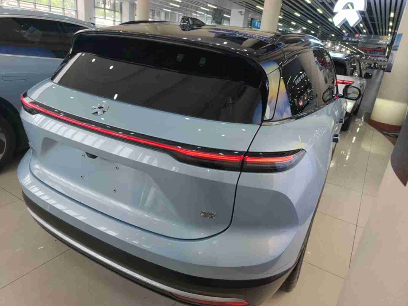 车辆右后45度外观展示