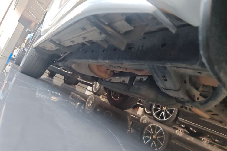 丰田 普拉多 2019款 3.5L 自动TX-L尊享版后挂备胎局部细节9001