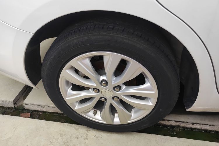 别克 英朗 2021款 改款 典范 1.5L 自动精英型车身外观56