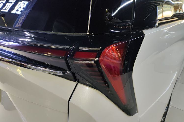 别克GL8 2025款 陆尊 尊享版车身外观9