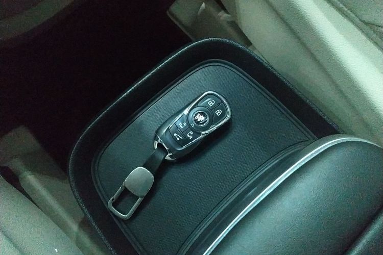 别克GL8 2021款 Avenir艾维亚 七座亲礼版中控内饰11