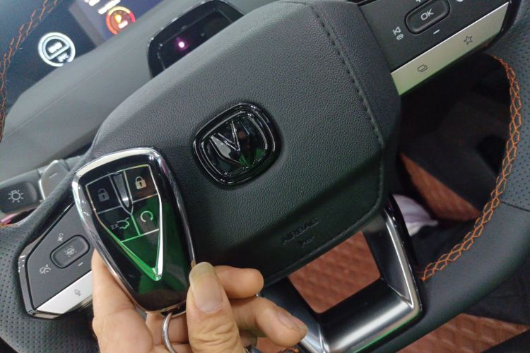 长安UNI-V 2023款 1.5T 尊贵型中控内饰7001