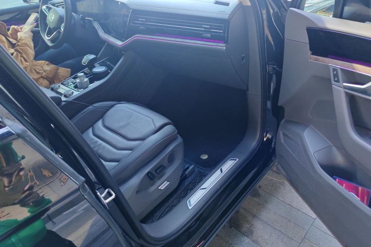 大众 途锐 2022款 3.0TSI 锐享版 曜黑运动套装局部细节9005