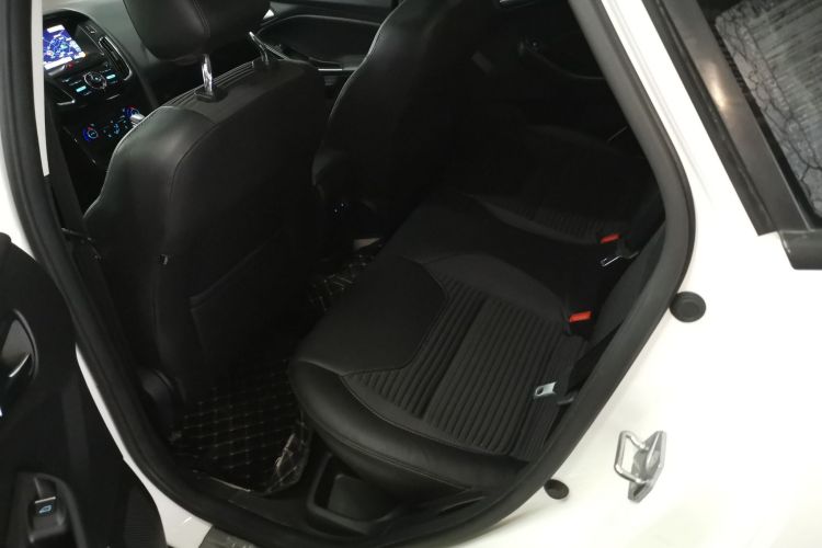 福特 福克斯 2015款 三厢 EcoBoost 125 自动超能风尚型中控内饰7004