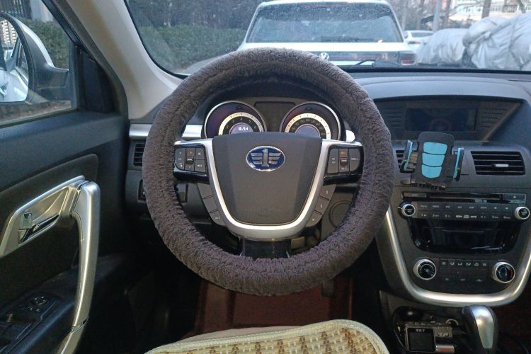 奔腾X80 2013款 2.0L 自动舒适型中控内饰13