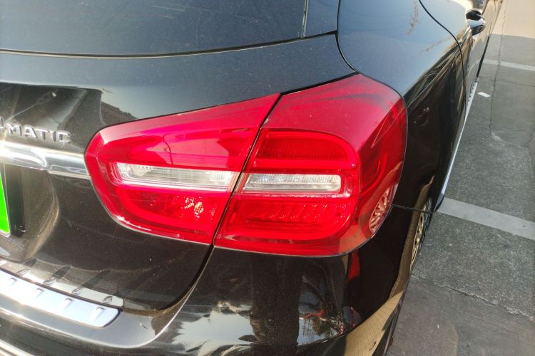 奔驰GLA 2015款 GLA 260 4MATIC 运动型车身外观9