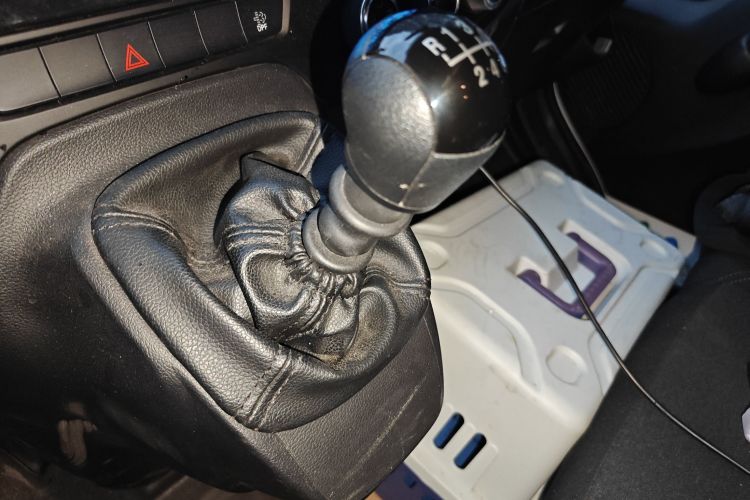 江铃福顺 2023款 2.0T 手动短轴中顶商运型多功能乘用车5座中控内饰18