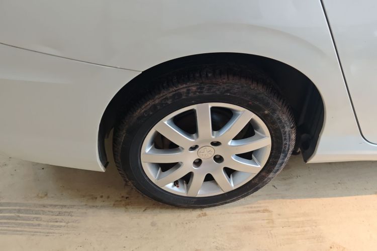 标致308 2014款 乐享版 经典 1.6L 自动优尚型车身外观6008