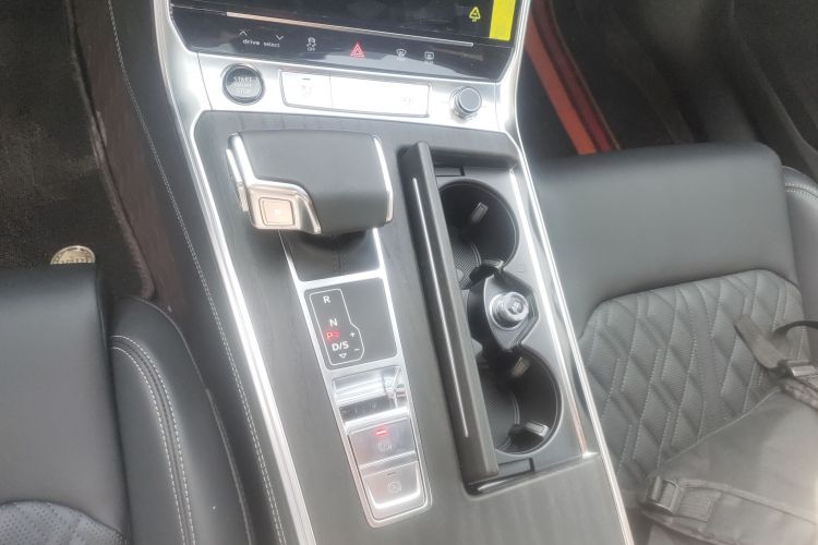 奥迪A6L 2025款 45 TFSI quattro 尊享动感型中控内饰18