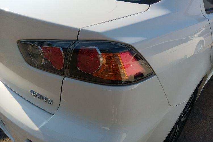 三菱 翼神 2016款 1.8L CVT黑白复刻版车身外观9