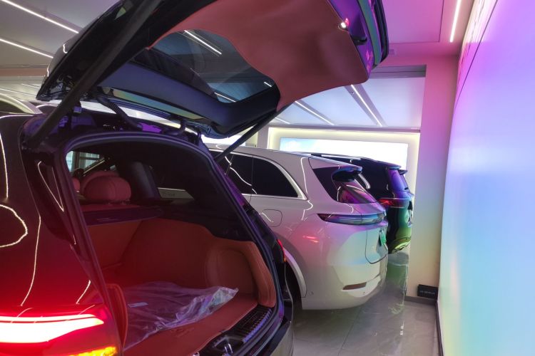 奔驰GLC 2024款 改款 GLC 300 L 4MATIC 动感型 5座机舱底盘23