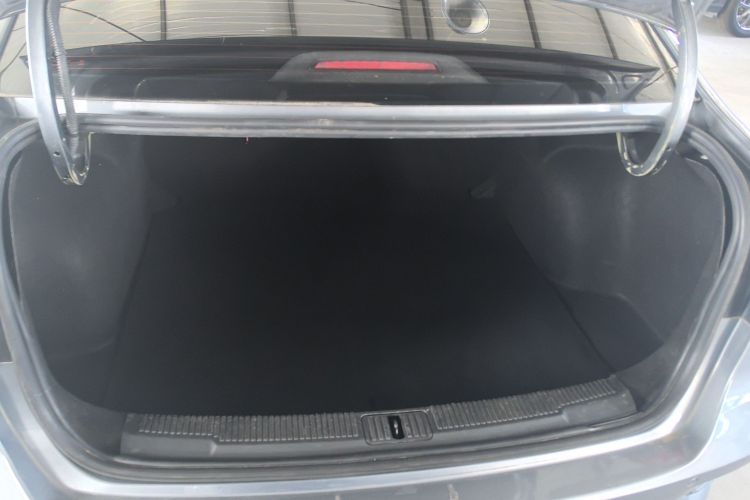 荣威i5 2021款 1.5L CVT铂金版机舱底盘23