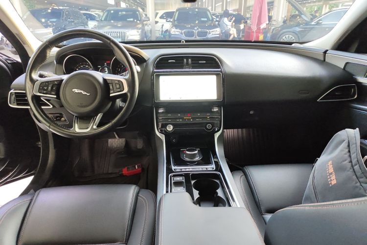 捷豹XEL 2019款 2.0T 200PS 豪华版中控内饰12