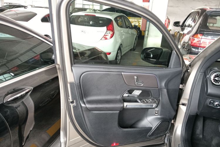 奔驰GLB 2020款 改款 GLB 200 动感型中控内饰47