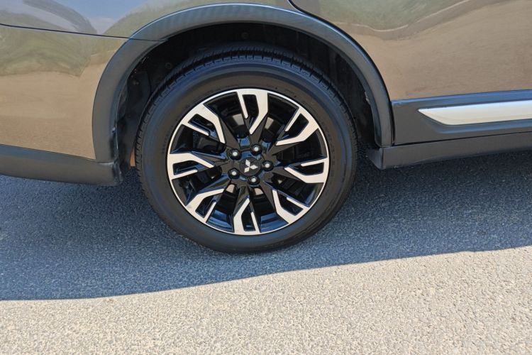 三菱 欧蓝德 2020款 2.4L 四驱致享版 7座车身外观6008