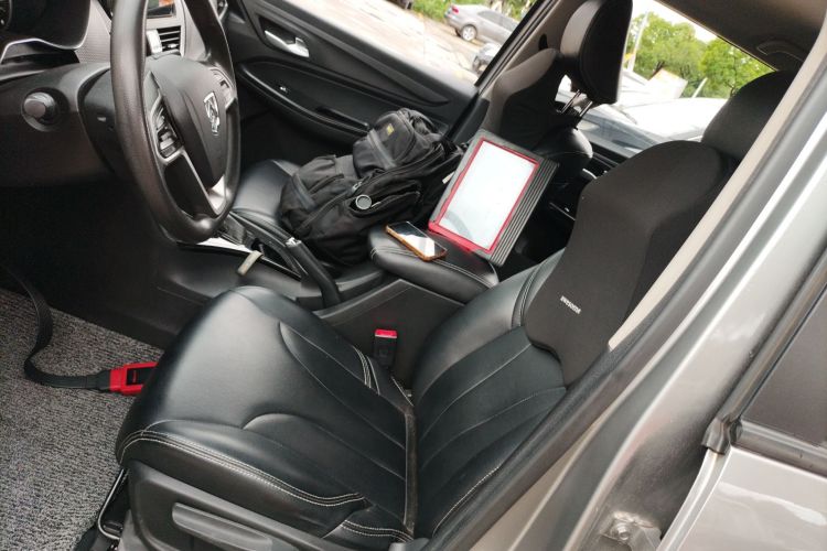 宝骏730 2019款 1.5T CVT时尚型 7座 国V中控内饰19