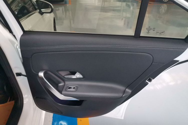 奔驰A级 2022款 改款三 A 200 L 运动轿车时尚型中控内饰45