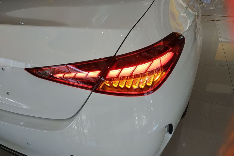 奔驰C级 2023款 C 260 L 运动版车身外观9