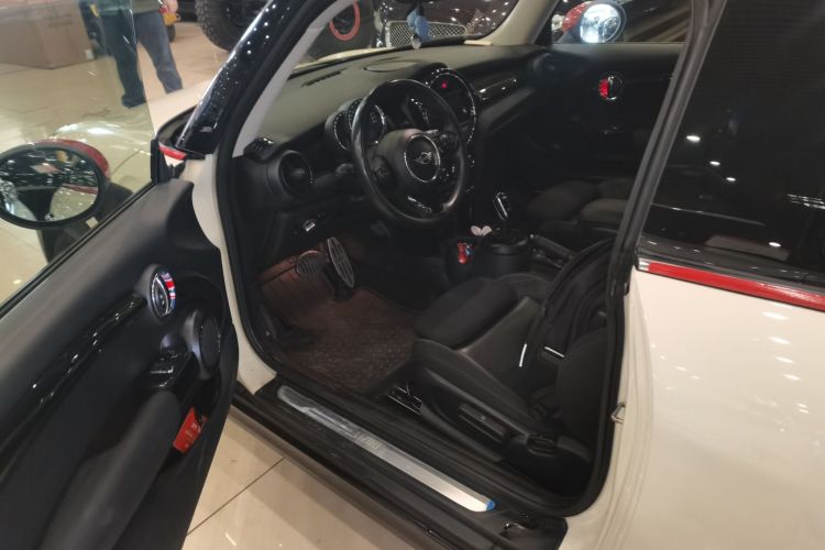 MINI 2018款 1.5T COOPER 经典派中控内饰19