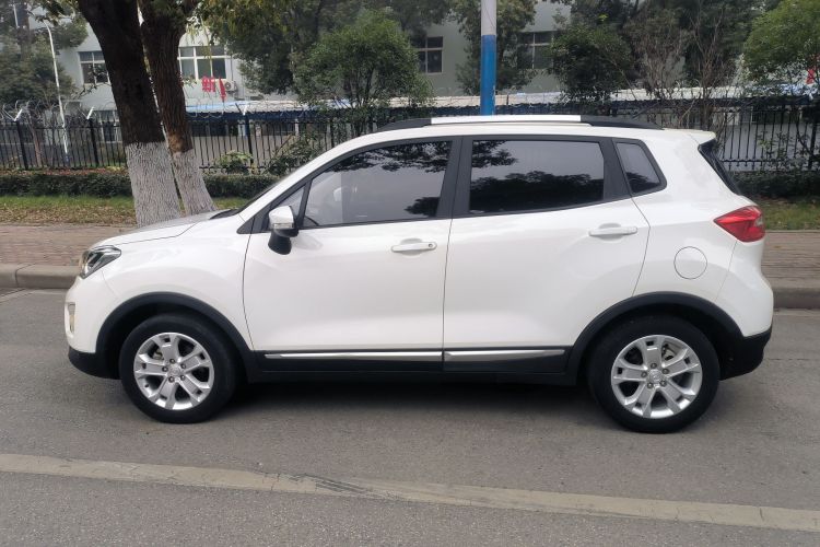 长安CS15 2016款 1.5L 手动时尚版车身外观4