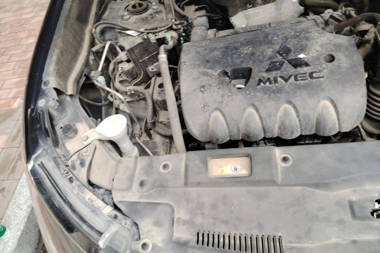 三菱 欧蓝德 2020款 2.4L 四驱致享版 7座局部细节9006