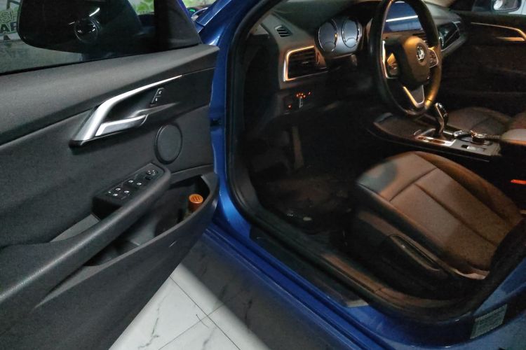 宝马1系 2020款 120i 时尚型中控内饰20