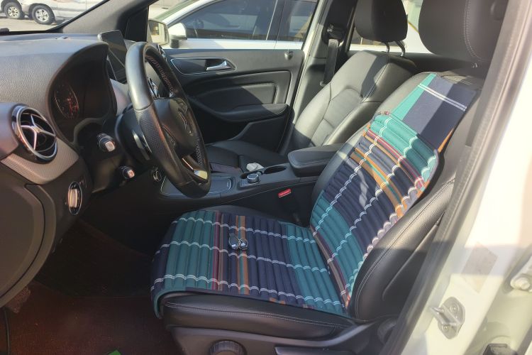 奔驰B级 2017款 B 200 动感型中控内饰19