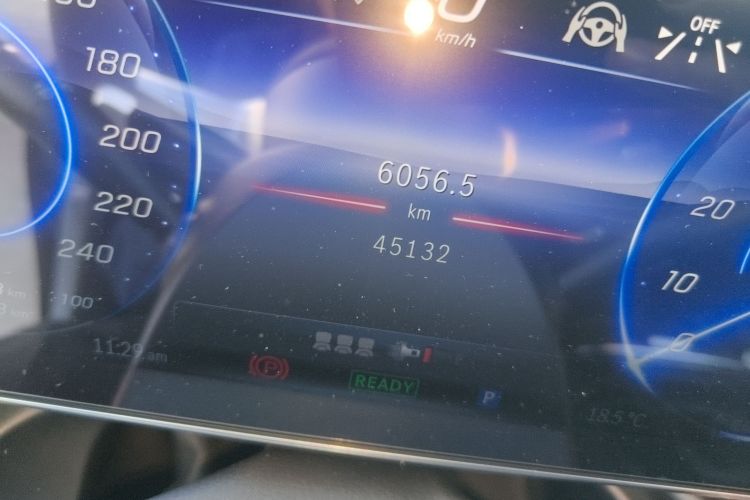 奔驰EQE 2022款 350 豪华版中控内饰15